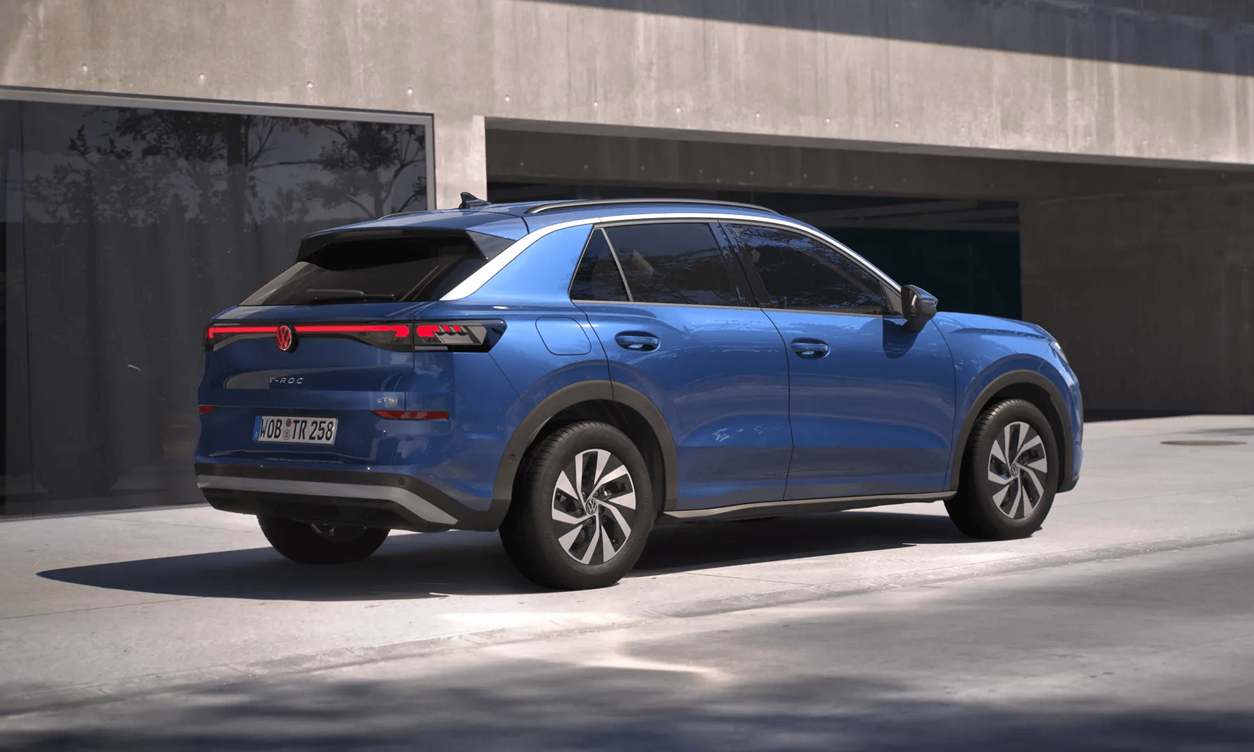 Sinine Volkswagen T-Roc Life on hoone juures tagantvaates.
