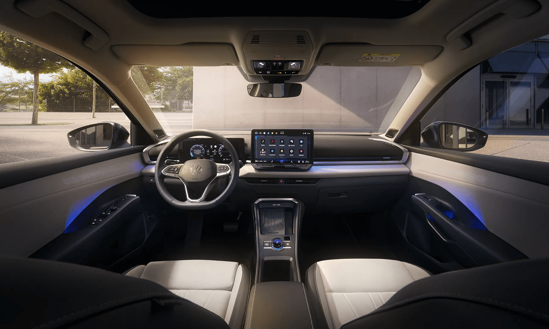 Volkswagen T-Roc salong digitaalsete näidikutega ja keskekraaniga.