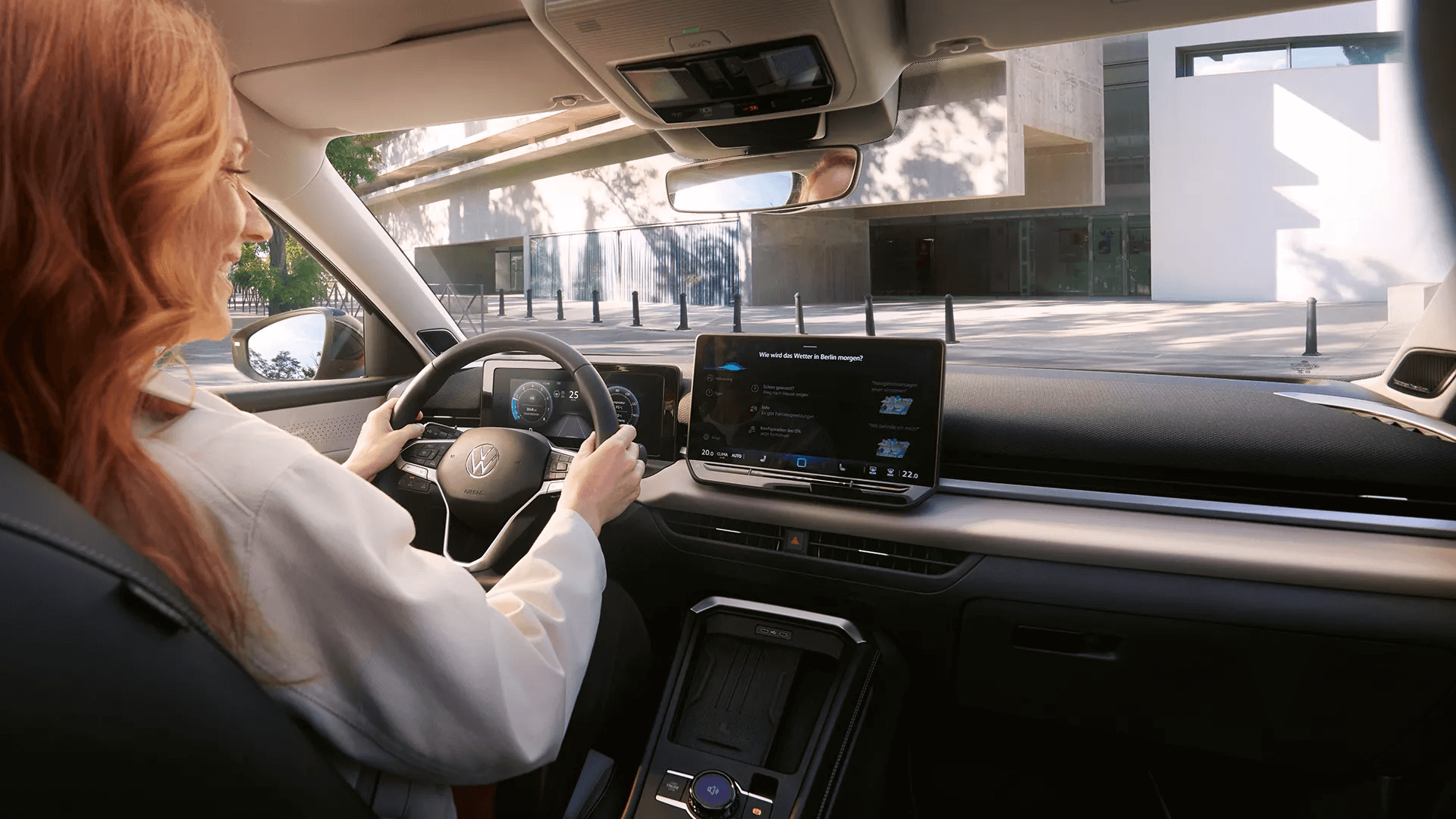 Naine kasutab Volkswagen T-Roc roolis hääljuhtimissüsteemi.