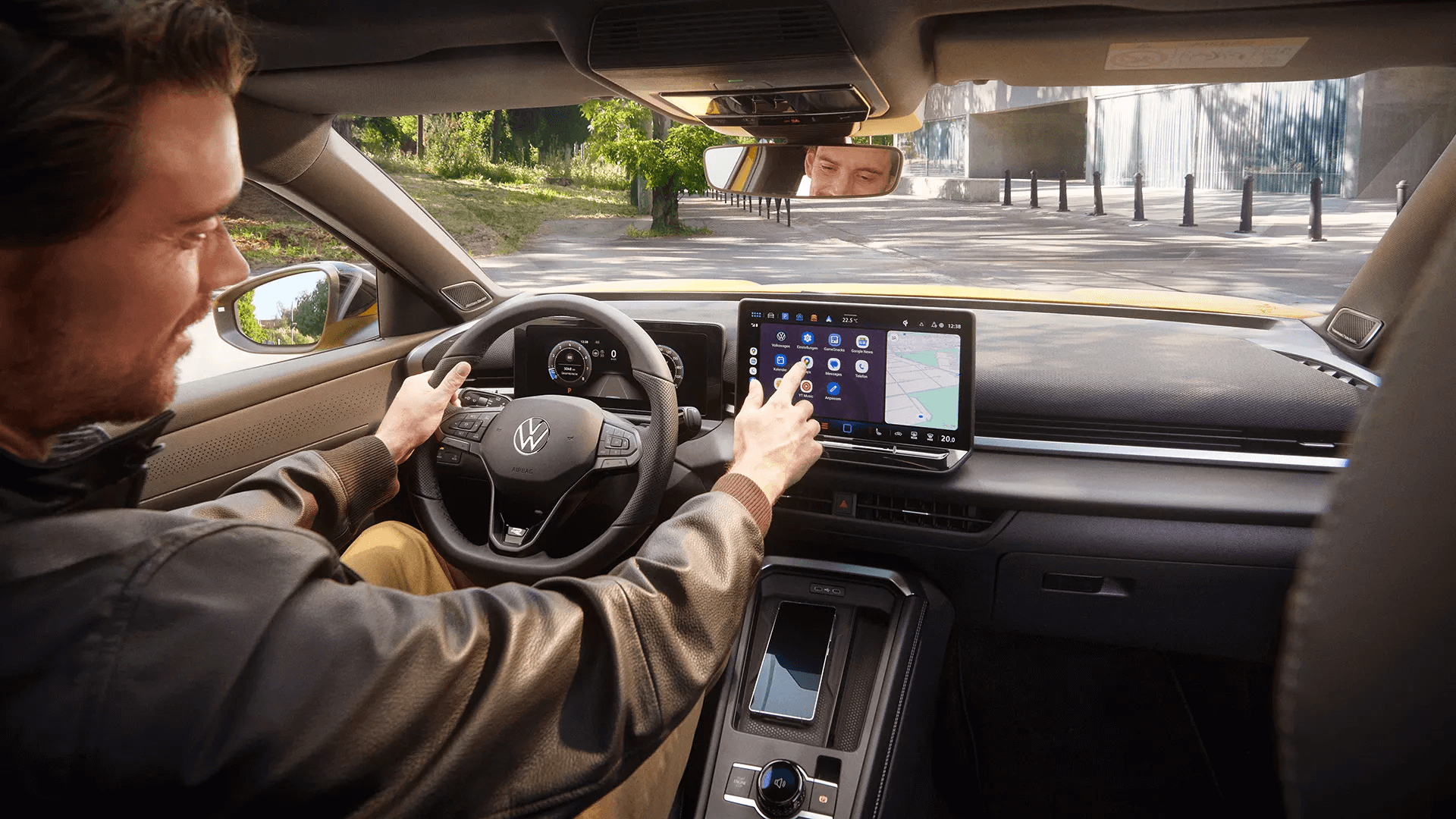 Mees kasutab Volkswagen T-Roc keskekraani navigeerimis- ja rakendustemenüüga.