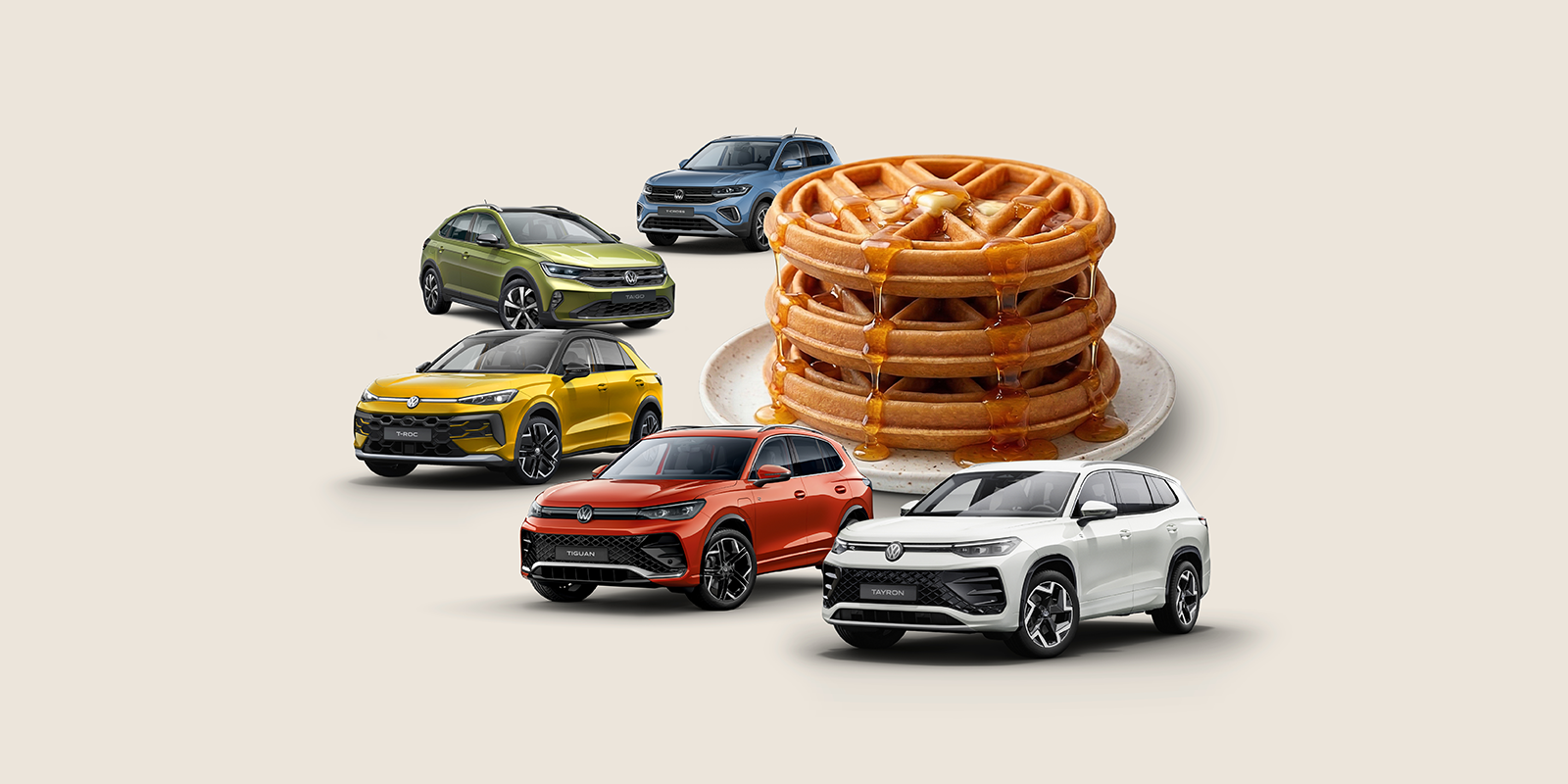 Ere kollane uus Volkswagen T-Roc mudel sõidab päikeselises, kaasaegses, arhitektuurses linnalises keskkonnas